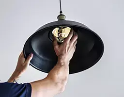 Instalação de luminária e lustre — Elétricos