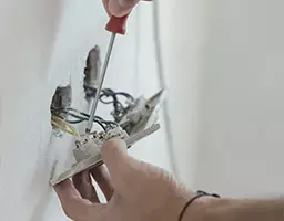 Instalação de tomada e interruptor — Elétricos